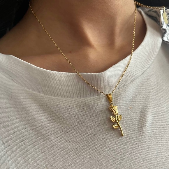 18GP dainty rose necklace - Picture 2 of 4